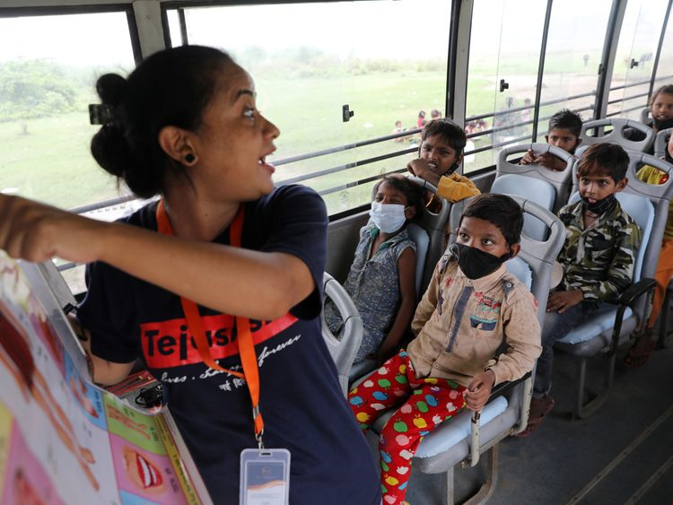 “Xe buýt hi vọng” gieo con chữ, thắp sáng ước mơ cho trẻ em khu ổ chuột ở Ấn Độ trong thời kỳ đại dịch Covid-19 (12/08/2021)